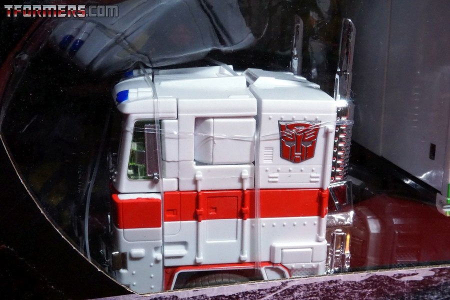 Sdcc 2019 Mp 10g Optimus Prime Ecto 35 Edition Unboxing  (11 of 55)